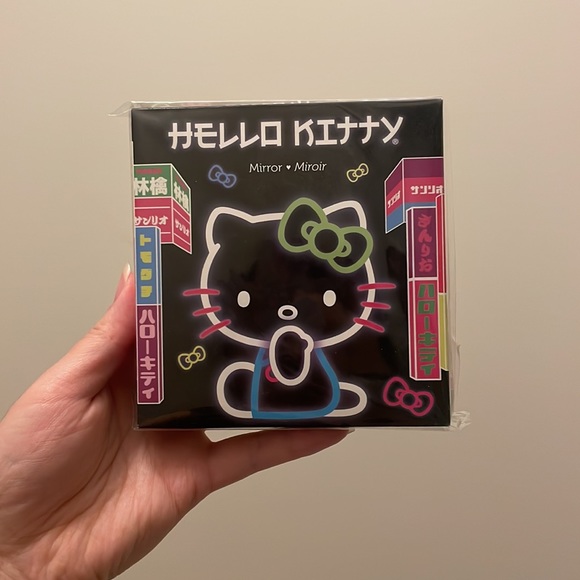 BNIB Hello Kitty x Sephora Tokyo Pop Compact Mirror, Black - Picture 2 of 6
